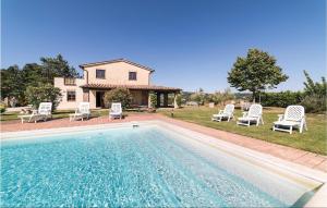 una piscina con sillas y una casa en Amazing Home In Citt Di Castello Pg With Kitchen, en Monte Castelli