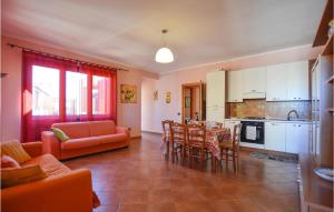 een keuken en een woonkamer met een tafel en stoelen bij Appartamento Clizia 2 in Marinella di Selinunte