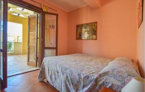 een slaapkamer met oranje muren en een bed in een kamer bij Appartamento Clizia 2 in Marinella di Selinunte