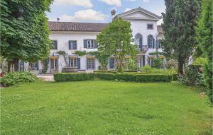 een uitzicht op een groot wit huis met een tuin bij Casa Orange in Tissano