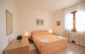 Postel nebo postele na pokoji v ubytování 3 Bedroom Cozy Home In Massarosa