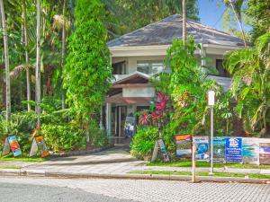 a house on a street with signs in front of it at REEF RETREAT APARTMENTS PALM COVE Unit 13 in Palm Cove