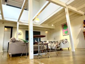 高松市にあるMegijima Beach Apartmentのソファとテーブルのあるリビングルーム