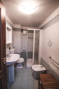 a bathroom with a sink and a shower and a toilet at Residence Aquila - Bilo Punta Goà in Brusson