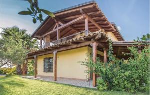 une maison avec un toit en bois dans l'établissement Lovely Home In S,maria Di Ricadi -vv- With House Sea View, à Santa Maria