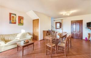 ein Wohnzimmer mit einem Sofa, einem Tisch und Stühlen in der Unterkunft La Veranda in San Giustino Valdarno