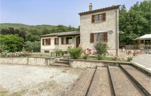 una casa in pietra con dei fiori davanti di Mandrie a Guardea