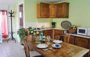 Ett kök eller pentry på Nice Home In Watten With Lake View