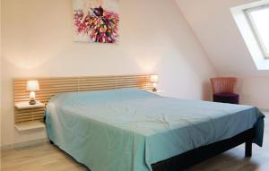 Un dormitorio con una cama y un cuadro en la pared. en Nice Home In Saint Germain Sur Ay, en Saint-Germain-sur-Ay