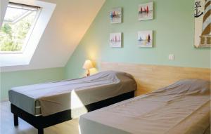 מיטה או מיטות בחדר ב-Awesome Home In Saint Germain Sur Ay With Kitchen