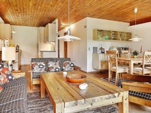 Restavracija oz. druge možnosti za prehrano v nastanitvi Two-Bedroom Holiday home in Asnæs 3