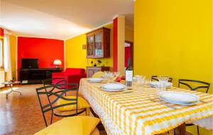 une salle à manger avec une table aux murs jaune et rouge dans l'établissement 2 Bedroom Pet Friendly Apartment In Lamporecchio, à Lamporecchio