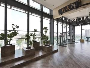Zimmer mit Topfpflanzen in einem Gebäude mit Fenstern in der Unterkunft Verve Suites KL South in Kuala Lumpur