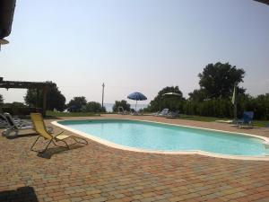 Bazén v ubytovaní Agriturismo Monte dell'Olmo alebo v jeho blízkosti