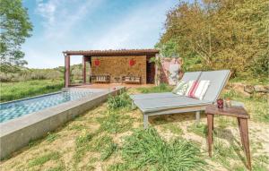 una silla y una mesa junto a la piscina en Cerasuola, en Alia