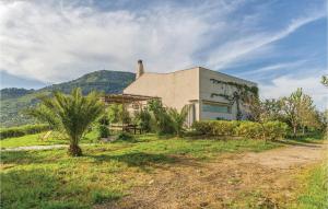 uma casa num campo com uma montanha ao fundo em Cerasuola em Alia