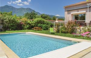 モリアニ・プラージュにあるAwesome Home In Sta Maria Poggio With 3 Bedrooms, Wifi And Outdoor Swimming Poolの裏庭のスイミングプール