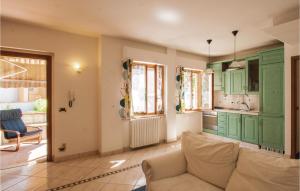 sala de estar con sofá y cocina en Casa Ester, en Borgo