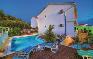 Bazén v ubytovaní Two-Bedroom Apartment With Sea View In Okrug Gornji alebo v jeho blízkosti + 25 fotografií
