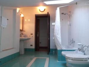 a bathroom with a toilet and a sink and a tub at Palazzo Nanni in Montefalco