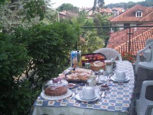 una mesa con un mantel con comida. en B&B Balestruccio, en Pombia