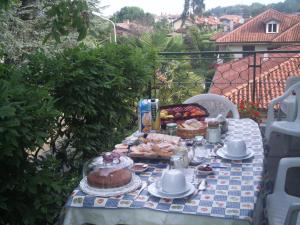 uma mesa com uma toalha de mesa com comida sobre ela em B&B Balestruccio em Pombia