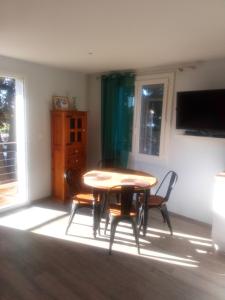 a dining room with a table and chairs at Gite "villa lou félibre" in Vic-la-Gardiole