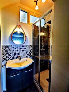 a bathroom with a sink and a shower at Chambre d'hôtes casa di l'apa in Venaco