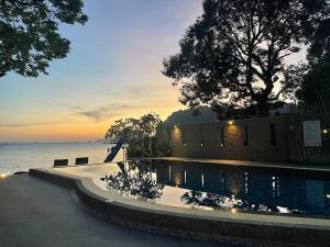 una casa con piscina junto al agua en Blue Orchid Beach Krabi - SHA Certified en Ao Nam Mao