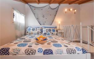 Un pat sau paturi într-o cameră la Lovely Home In Imperia, Loc, Poggi With Wifi