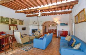 uma sala de estar com sofás e cadeiras azuis em Riccio em Mommio