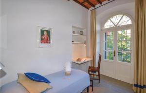 um quarto com uma cama, uma secretária e uma janela em Riccio em Mommio