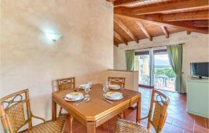 comedor con mesa de madera y sillas en Villa 4, en Stintino