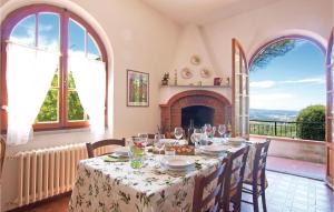 une salle à manger avec une table et une cheminée dans l'établissement Gallonero 1, à Tavarnelle in Val di Pesa