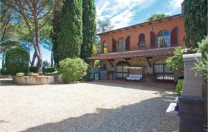une maison en briques avec un banc devant elle dans l'établissement Gallonero 1, à Tavarnelle in Val di Pesa
