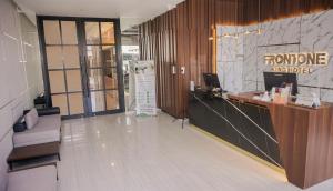 lobby biurowe z recepcją i ladą w obiekcie Front One King Hotel Tuban w mieście Tuban