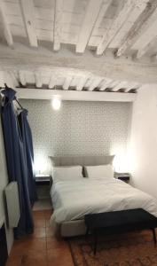 una camera con un grande letto bianco di Appartamento rustico Lucca stazione a Lucca