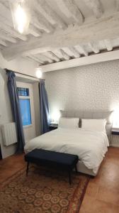 una camera da letto con un grande letto bianco e una finestra di Appartamento rustico Lucca stazione a Lucca