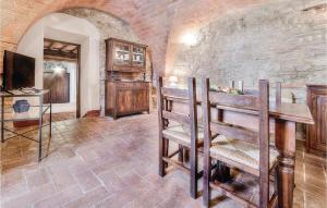 ein Esszimmer mit einem Tisch und einer Steinmauer in der Unterkunft Scipione - Podere Moricci in Montaione