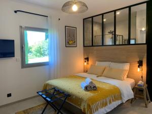 ein Schlafzimmer mit einem großen Bett und einem Fenster in der Unterkunft La Parenthese Saint Donat in Aix-en-Provence