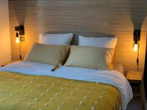 ein Schlafzimmer mit einem großen Bett mit zwei Kissen in der Unterkunft La Parenthese Saint Donat in Aix-en-Provence