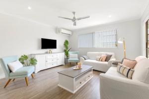 TV a/nebo společenská místnost v ubytování 3BR, 3BTH, Walk to Beach & City Centre