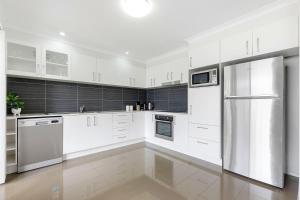 Kuchyň nebo kuchyňský kout v ubytování 3BR, 3BTH, Walk to Beach & City Centre