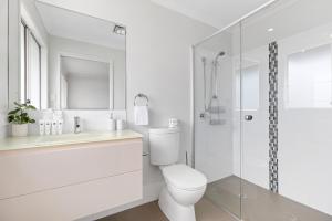 Koupelna v ubytování 3BR, 3BTH, Walk to Beach & City Centre