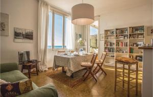 een woonkamer met een tafel en stoelen en een boekenplank bij Casa Charlie in Varazze