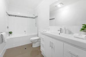 Koupelna v ubytování 3BR, 3BTH, Walk to Beach & City Centre + 8 fotografií