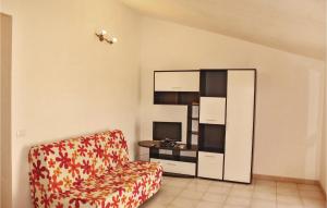プンタ・セッカにあるAmazing Apartment In S, Croce Camerina Rg With 2 Bedrooms, Wifi And Outdoor Swimming Poolのリビングルーム(椅子、テレビ付)