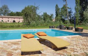 ポルト・ヴィーロにあるStunning Home In Taglio Di Po Ro With 2 Bedrooms, Wifi And Outdoor Swimming Poolのスイミングプールの隣に椅子2脚
