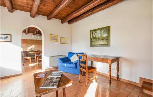 ポルト・ヴィーロにあるStunning Home In Taglio Di Po Ro With 2 Bedrooms, Wifi And Outdoor Swimming Poolのリビングルーム(青いソファ、テーブル付)