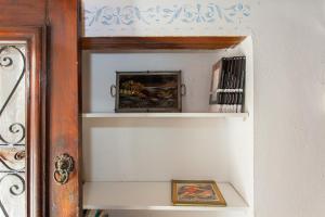 un estante en una pared con un cuadro y libros en Nikita Traditional House, en La Canea